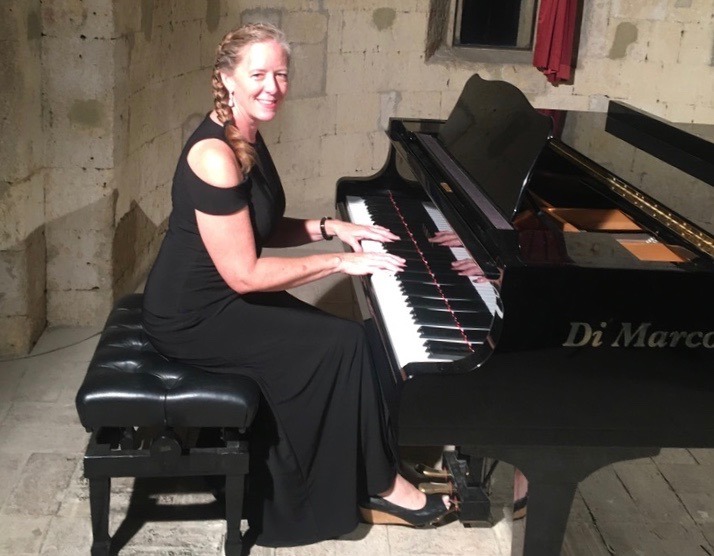 Stephanie LaMotte playing piano in Italy